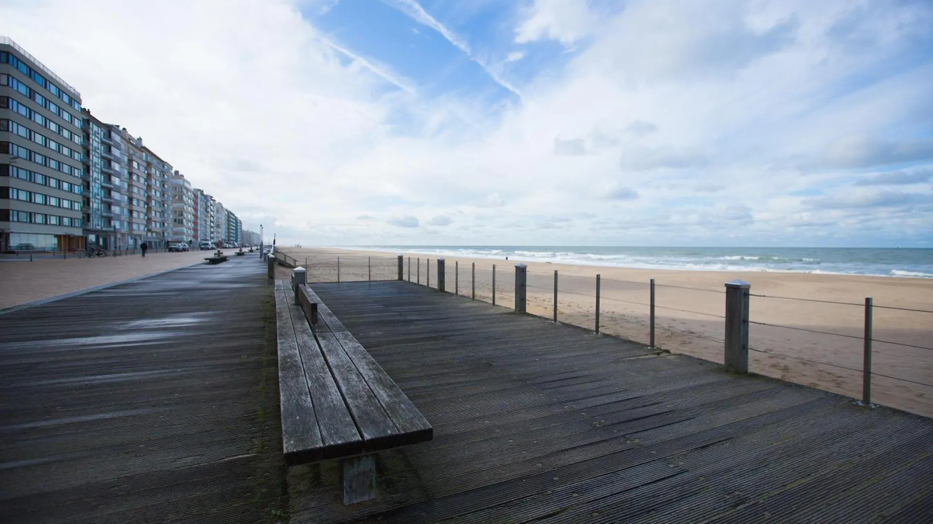 Bright Apartment With Sea View location